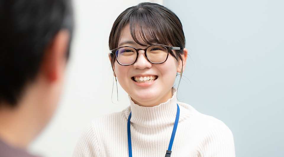 文系出身からAIエンジニアになった社員のインタビュー。エンジニア・八木瞳