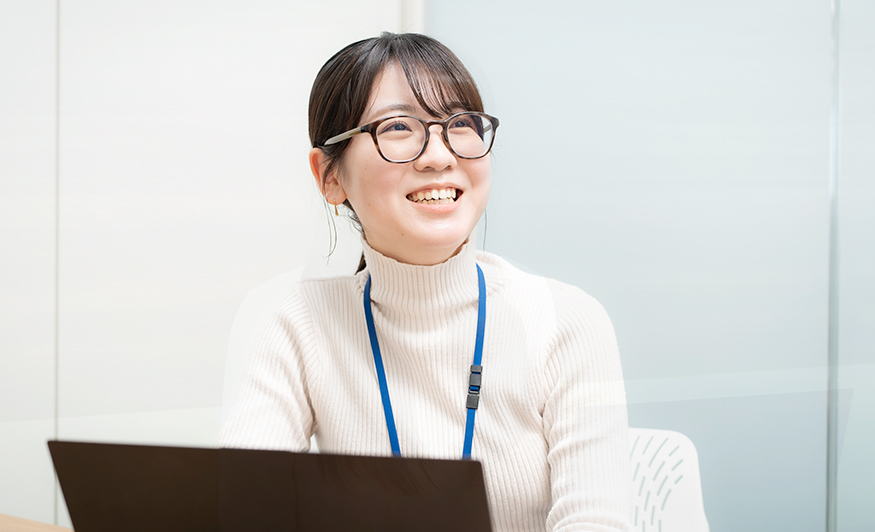 文系出身からAIエンジニアになった社員のインタビュー。エンジニア・八木瞳