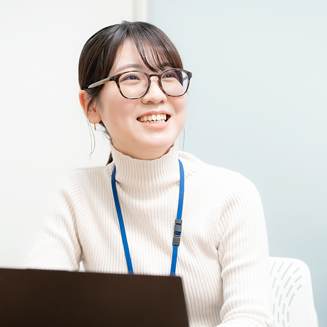 文系出身からAIエンジニアになった社員のインタビュー。エンジニア・八木瞳