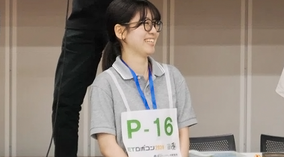 文系出身からAIエンジニアになった社員のインタビュー。エンジニア・八木瞳